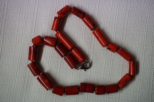 A fine red coral beads string