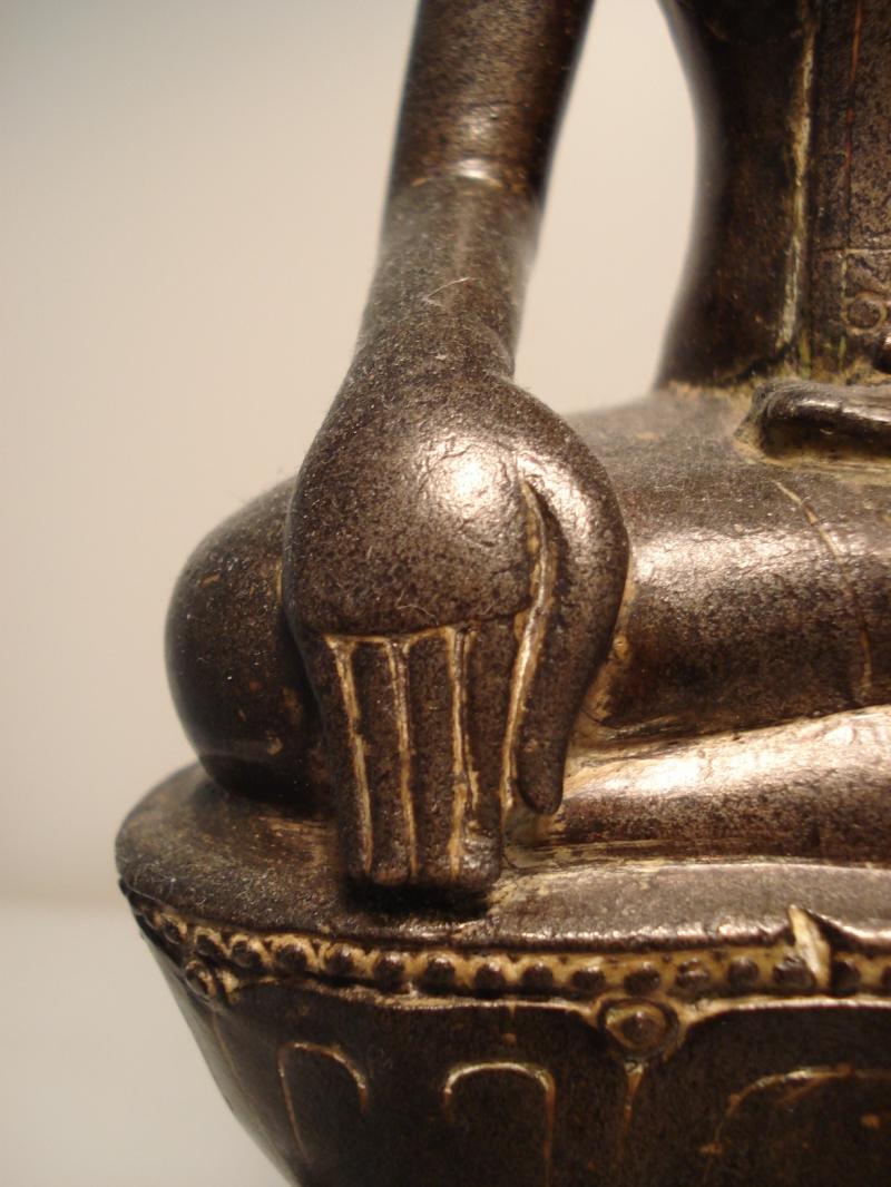 A Fine Bronze Thai seated figure of Buddha 15th c - AIE011